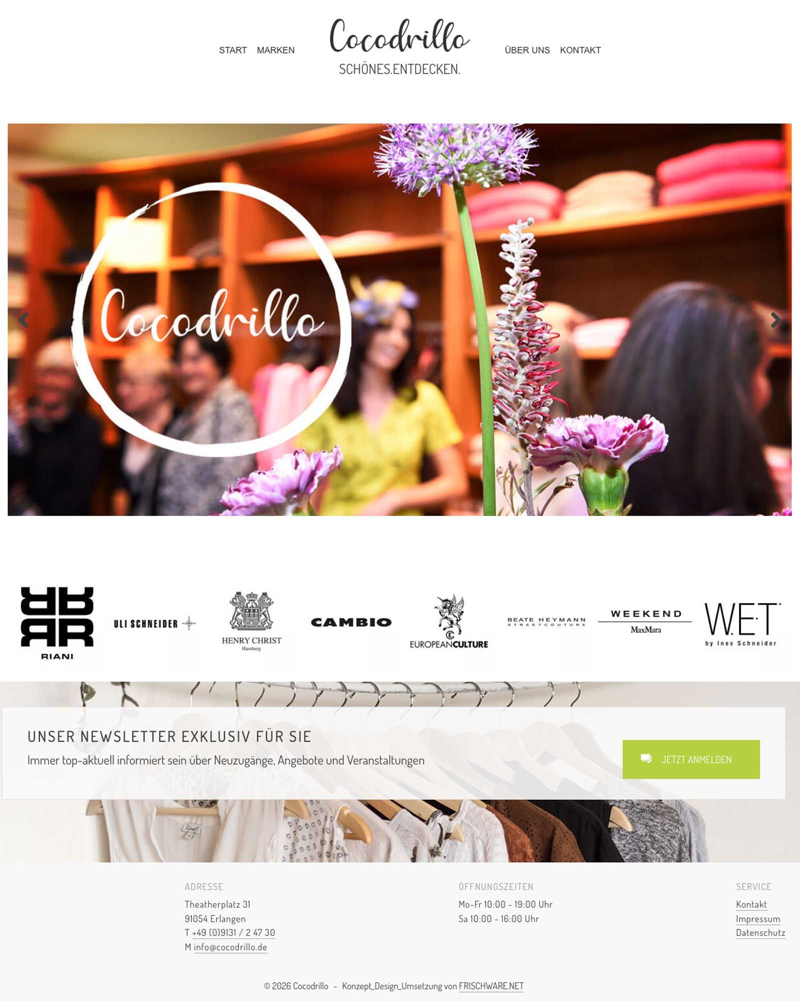 Startseite der Website des Modegeschäfts Cocodrillo in Erlangen: Foto aus dem Laden mit Allium-Blüte, Logos der geführten Marken und Newsletter-Anmeldung.